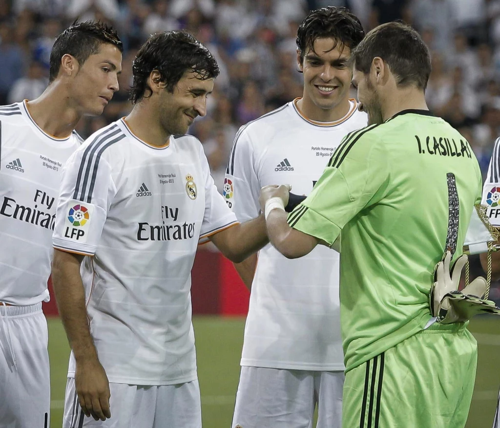 Iker Casillas przekazuje opaskę kapitana Raulowi Gonzalezowi