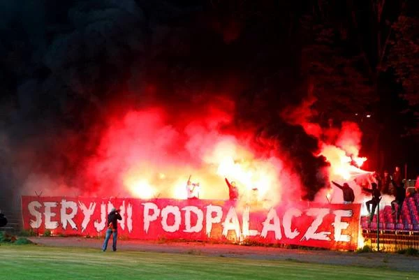 Oprawa kibiców Beskidu Andrychów. Bo w trzeciej lidze nawet race uchodzą czasem na sucho... 