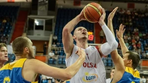 Maciej Lampe (z piłką) zdobył 17 punktów w meczu ze Szwecją