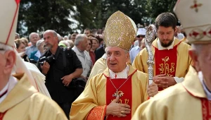 Prymas Polski abp Józef Kowalczyk (w środku) podczas sumy pontyfikalnej