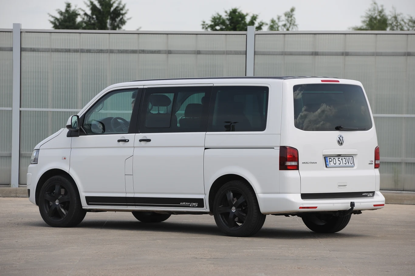 Wersję Edition 25 z zewnątrz wyróżniają czarne elementy (lakierowane i oklejane), takie jak dach, słupki oraz dolna część drzwi i klapy.