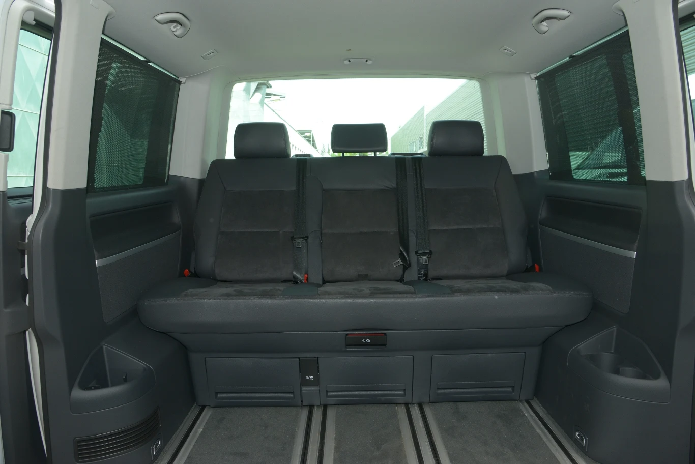 Trzeci rząd siedzeń bez problemu zmieści trzy dorosłe osoby. Szerokość kabiny wynosi aż 154 cm