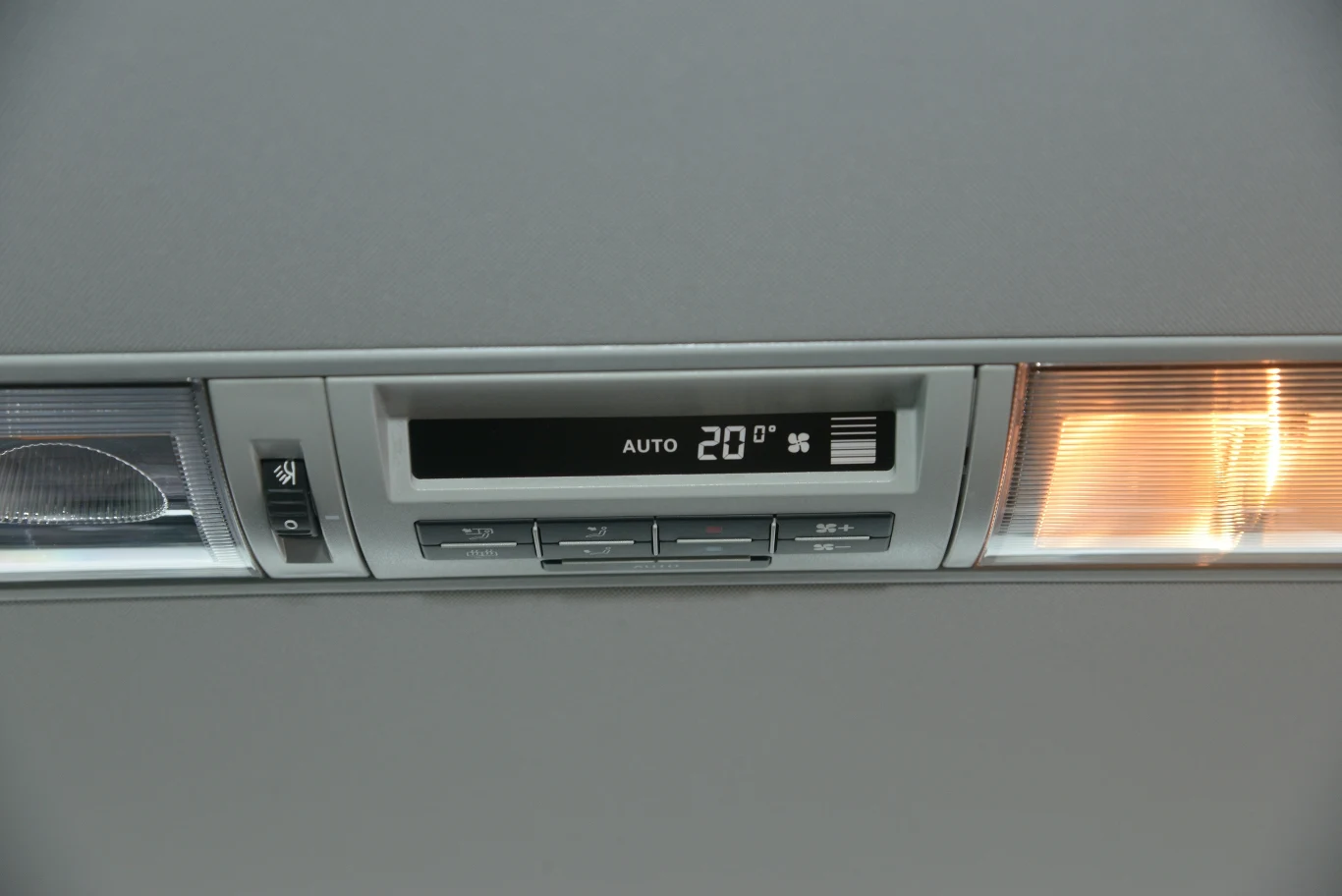 ...z niezależnym sterowaniem klimatyzacją.