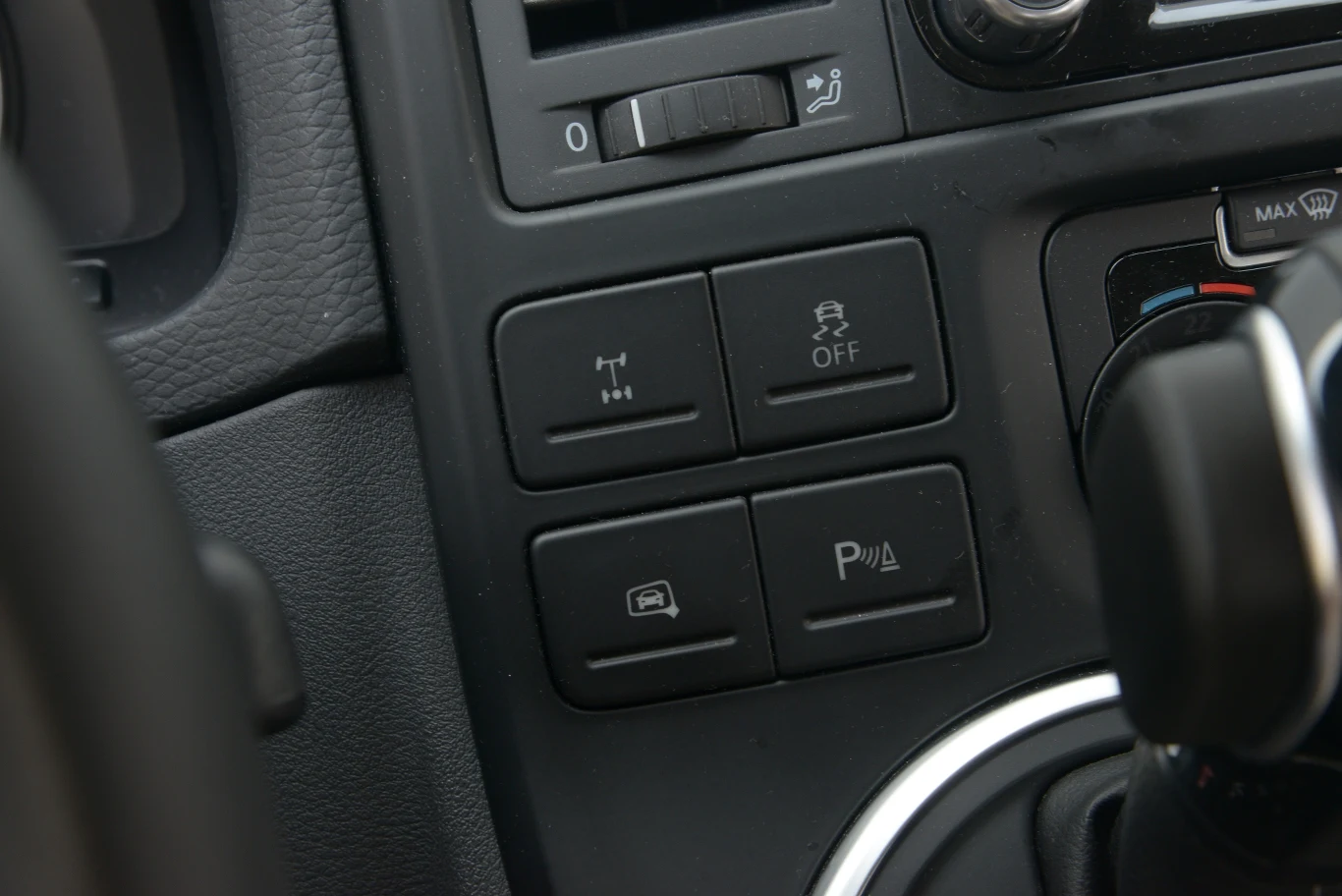 Przyciski do obsługi: blokady mechanizmu różnicowego, systemu ESP, monitorowania martwego pola i czujników cofania.