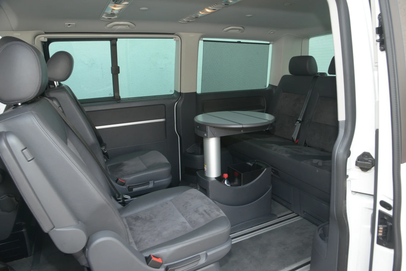 Tylna część kabiny może zamienić się w pięcioosobową salkę konferencyjną...