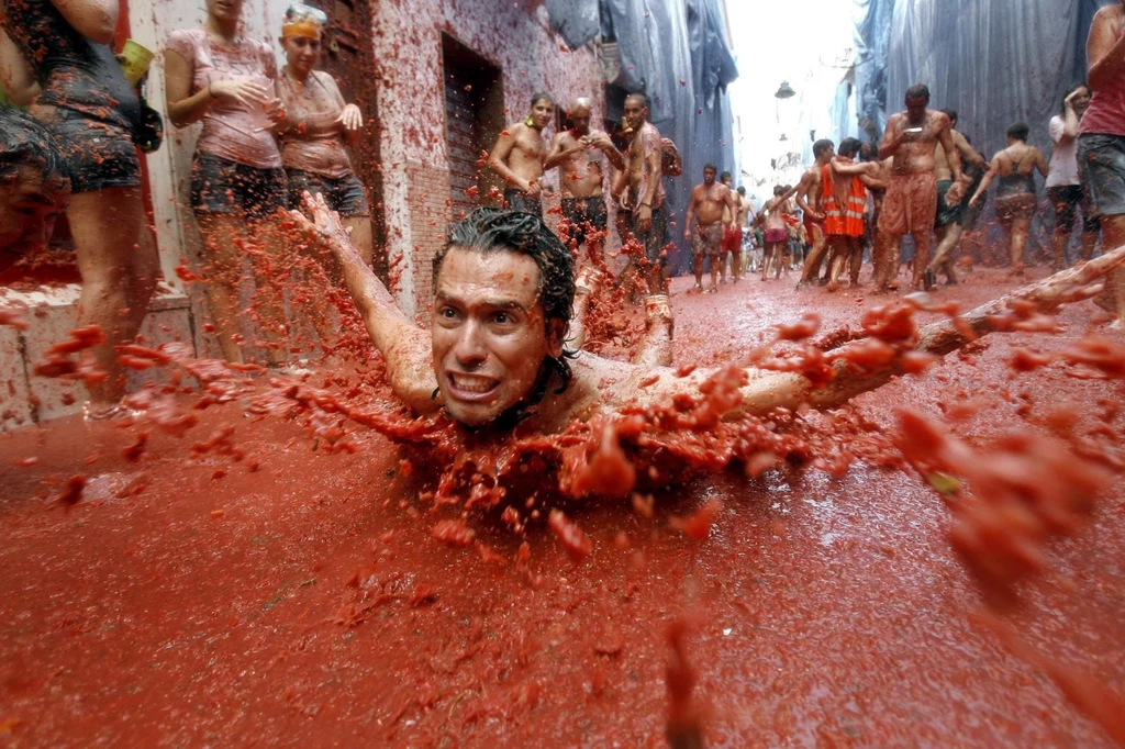 Podczas La Tomatina ulice spływają pomidorowym sosem...