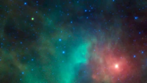 Asteroida 1998 KN3, widoczna jako żółto-zielony punkt w lewym górnym rogu zdjęcia.