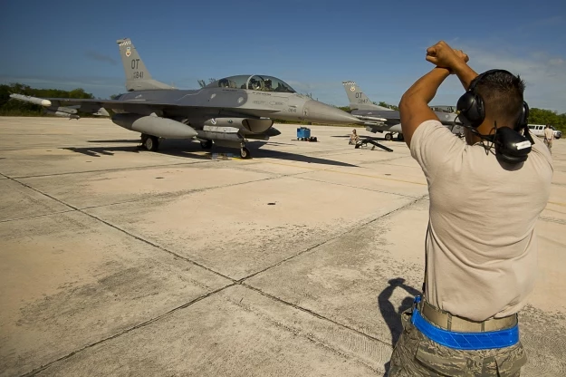 F-16  przygotowuje się do manewrów.  Fot. Tech. Sgt. Dennis J. Henry Jr.