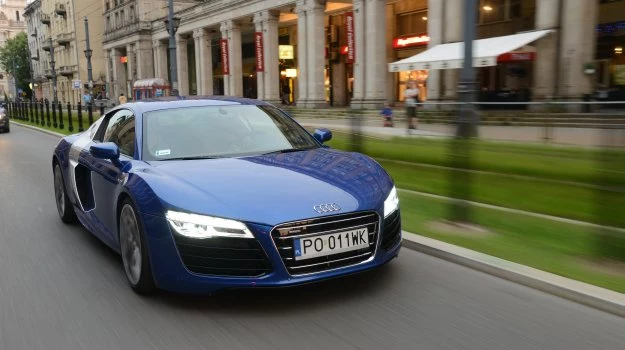 Znakomita, ale bardzo droga zabawka. Audi R8 z silnikiem V10 kosztuje aż o 266 300 zł więcej niż model z jednostką V8.