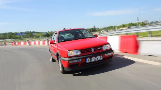 Chociaż Golf III GTI seryjnie miał obniżone zawieszenie, i tak nie prowadził się przesadnie sportowo. Był oceniany jako zbyt miękki.