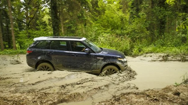 Z opcjonalnym pakietem „Off Road” (obejmuje skrzynię redukcyjną) auto doskonale radzi sobie nawet w bardzo trudnym terenie.