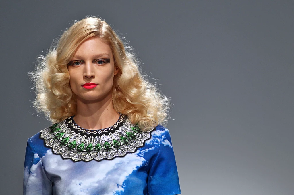 Bujne loki na pokazie domu mody Manish Arora Bujne loki na pokazie domu mody Manish Arora