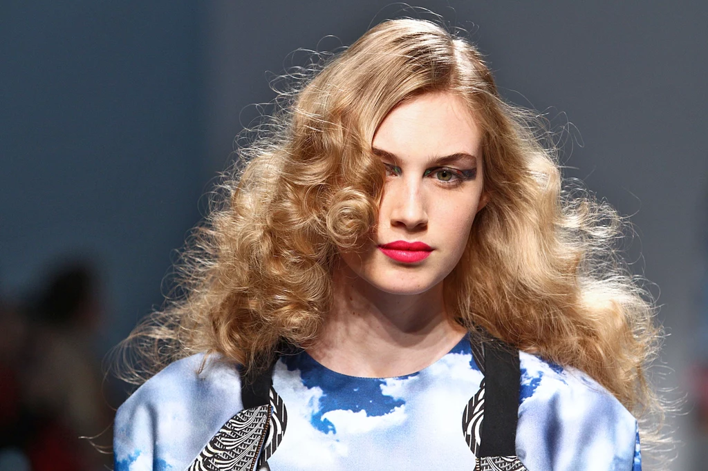 Bujne loki na pokazie domu mody Manish Arora Bujne loki na pokazie domu mody Manish Arora