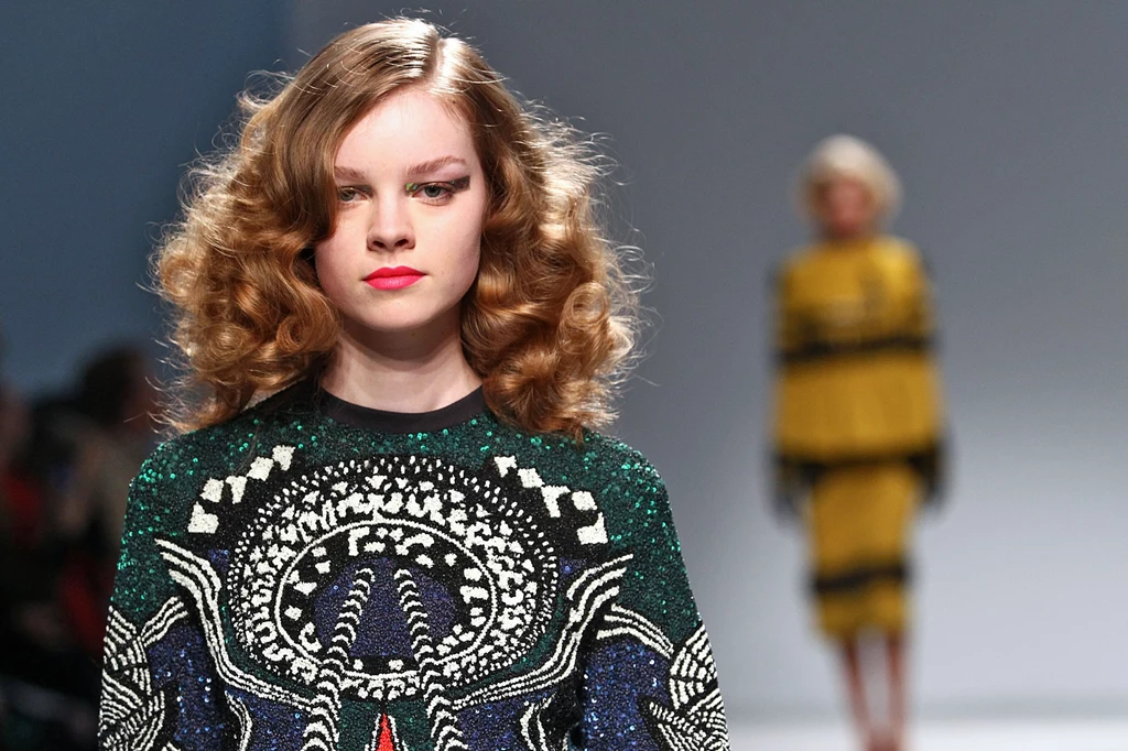 Bujne loki na pokazie domu mody Manish Arora Bujne loki na pokazie domu mody Manish Arora