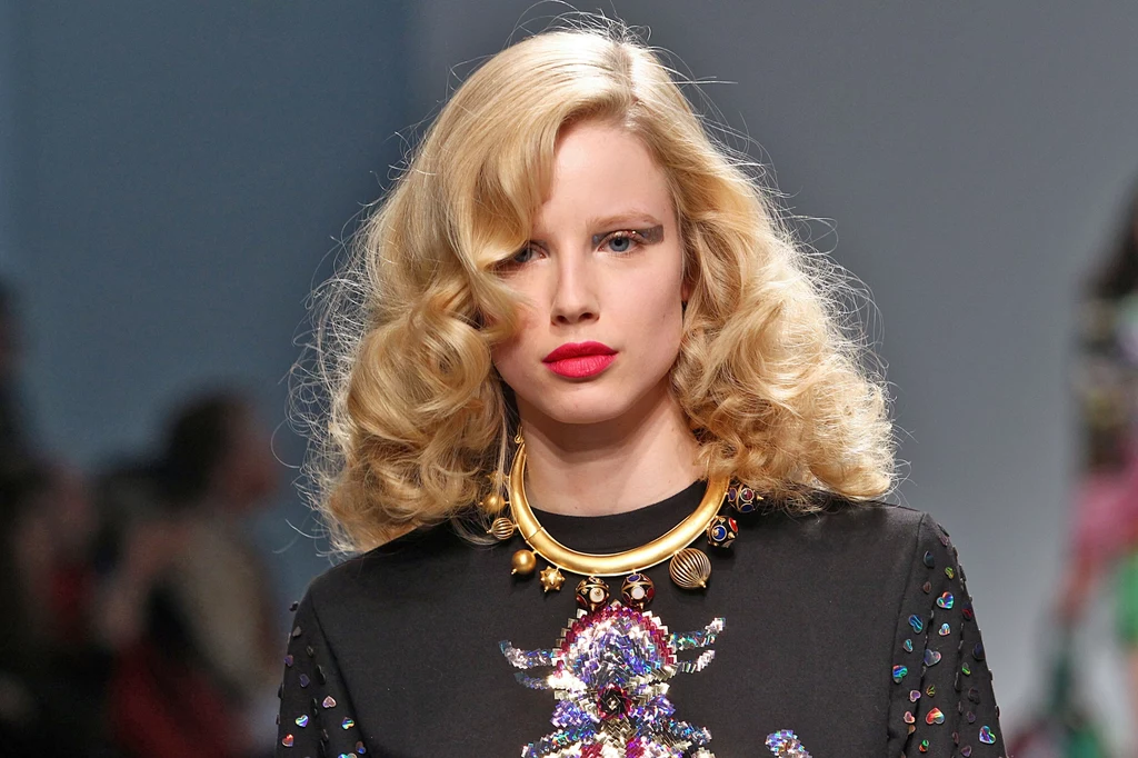 Bujne loki na pokazie domu mody Manish Arora Bujne loki na pokazie domu mody Manish Arora