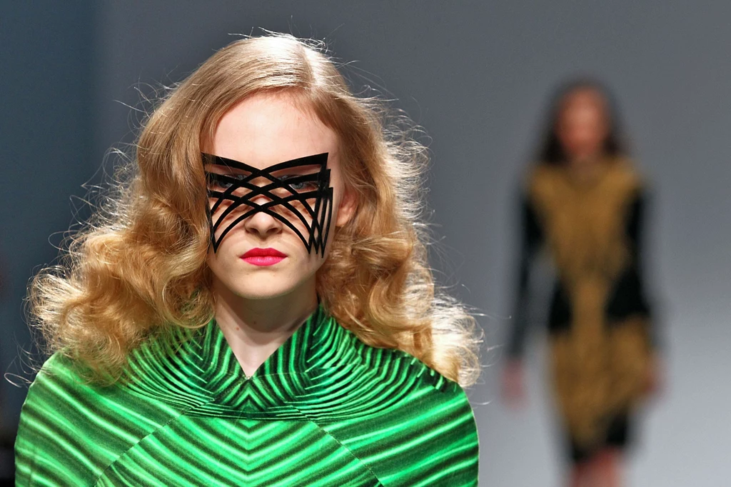 Bujne loki na pokazie domu mody Manish Arora Bujne loki na pokazie domu mody Manish Arora