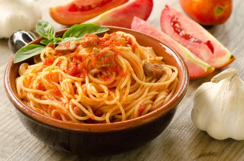 Spaghetti po wiejsku możesz urozmaicić także boczkiem i pieczarkami