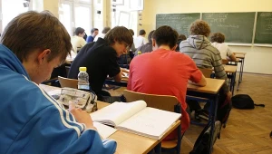 Szkoła - według biskupów - powinna wspierać rodziców w wychowaniu dzieci