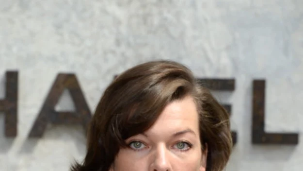 Mila Jovovich (właściwie Milica Jovović)  urodziła się 17 grudnia 1975 w Kijowie. W wieku pięciu lat, wraz z rodziną przeprowadziła się do Stanów Zjednoczonych, gdzie cztery lata później rozpoczęła swoją karierę modelki. 