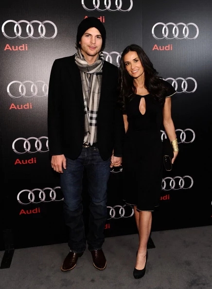 Demi Moore była wcześniej żoną Bruce'a Willisa. Ich małżeństwo przetrwało 13 lat. Jej ślub z Ashtonem odbył się w 2005 roku. Powodem rozstania, o którym głośno było przez kilka miesięcy, miały być liczne zdrady młodego aktora. Demi Moore była wcześniej żoną Bruce'a Willisa. Ich małżeństwo przetrwało 13 lat. Jej ślub z Ashtonem odbył się w 2005 roku. Powodem rozstania, o którym głośno było przez kilka miesięcy, miały być liczne zdrady młodego aktora.