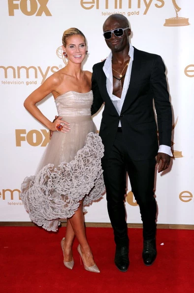 Heidi Klum i Seal poznali się w 2003 roku, gdy Heidi była w ciąży z wówczas 53-letnim miliarderem, Flavio Briatore. Para przez pewien okres czasu spotykała się potajemnie. Ślub wzięli 10 maja 2005 roku na plaży w Meksyku. Heidi Klum i Seal poznali się w 2003 roku, gdy Heidi była w ciąży z wówczas 53-letnim miliarderem, Flavio Briatore. Para przez pewien okres czasu spotykała się potajemnie. Ślub wzięli 10 maja 2005 roku na plaży w Meksyku.