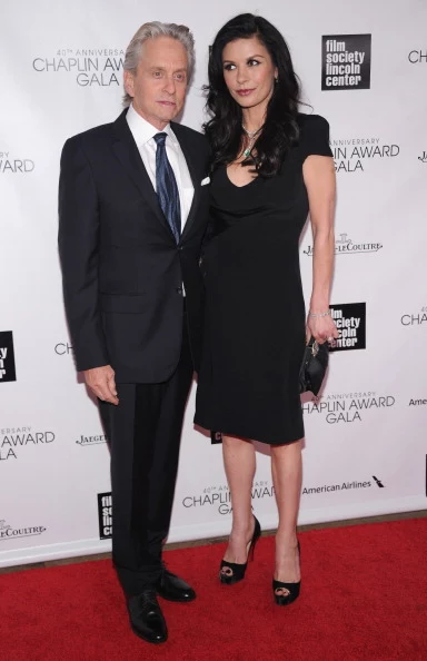 Michael Douglas i Catherine Zeta-Jones poznali się w 1998 roku, a następnie dwa lata później pobrali. Pomimo dużej różnicy wieku (25 lat) małżeństwo uchodziło za udane. Michael Douglas i Catherine Zeta-Jones poznali się w 1998 roku, a następnie dwa lata później pobrali. Pomimo dużej różnicy wieku (25 lat) małżeństwo uchodziło za udane.