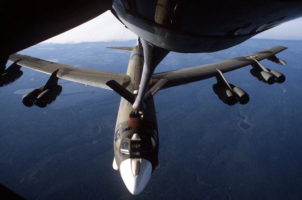 B-52 tankuje z KC-135. Wlaśnie w czasie tego manewru doszlo do zderzenia nad Hiszpanią