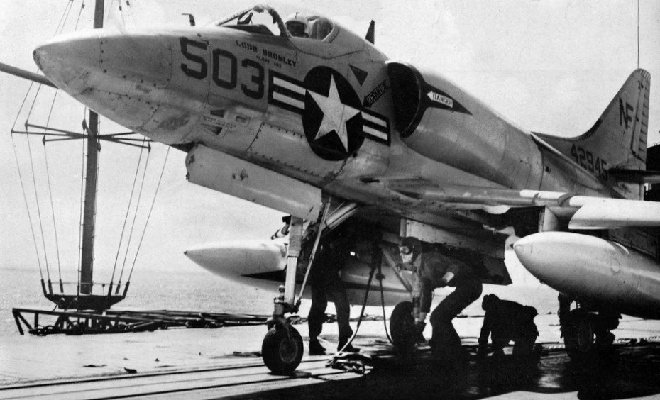 A-4 "Skyhawk" na pokładzie USS "Ticonderoga". Pod kadłubem podwieszano bombę B-43