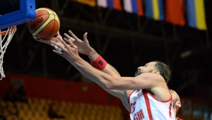 Viktor Sanikidze z Gruzji kontra Marcin Gortat w pierwszym starciu na Eurobaskecie.