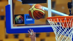 Marcin Grotat pod koszem w meczu z Gruzją.
