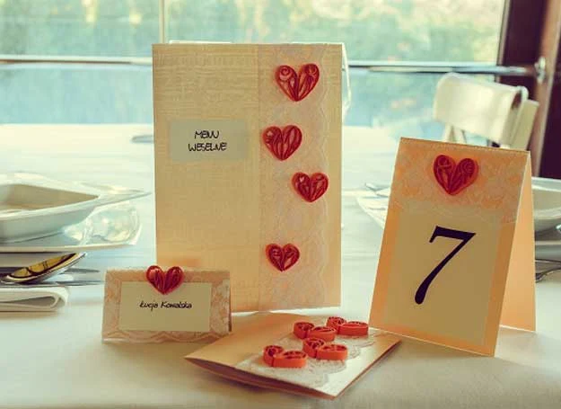 Tablica z listą gości, dekoracje stołu, winietki, zaproszenia w kolorze pomarańczowym: Pracownia Florystyczna Astra Tablica z listą gości, dekoracje stołu, winietki, zaproszenia w kolorze pomarańczowym: Pracownia Florystyczna Astra