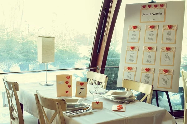 Tablica z listą gości, dekoracje stołu, winietki, zaproszenia w kolorze pomarańczowym:  Pracownia Florystyczna Astra