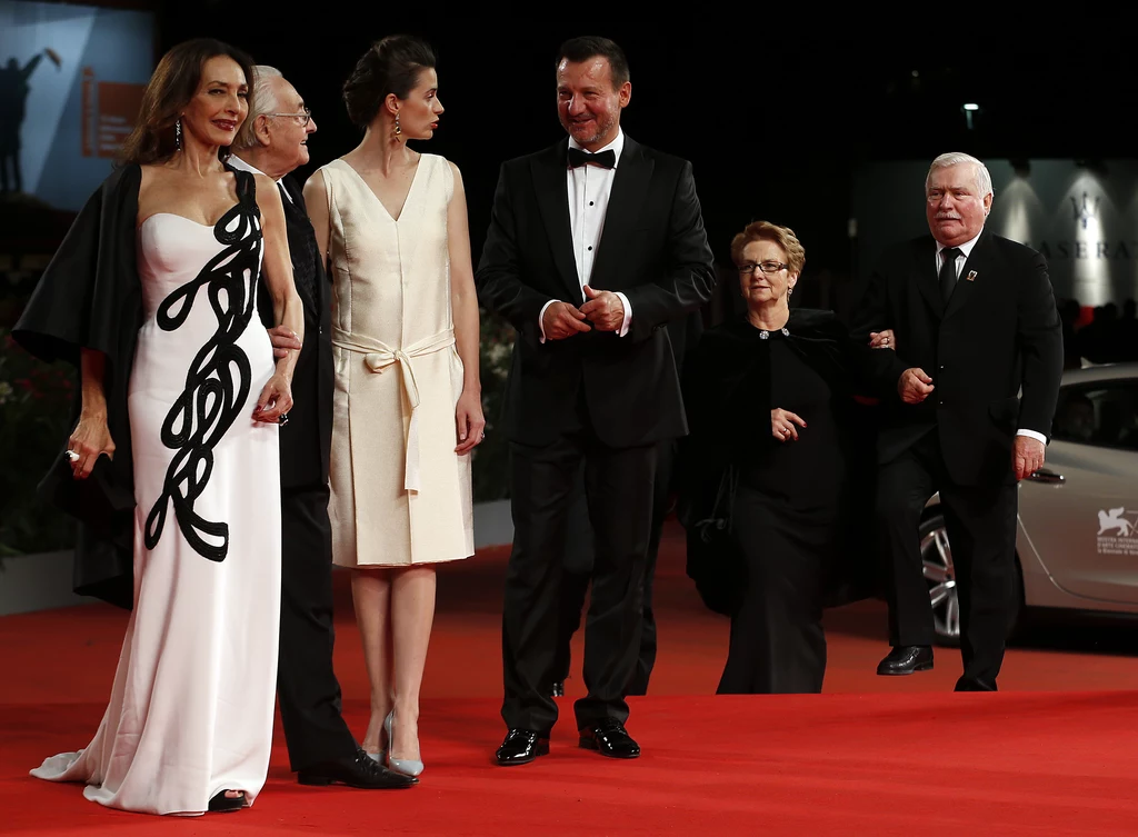 Maria Rosaria Omaggio, Andrzej Wajda, Agnieszka Grochowska, Robert Więckiewicz, Danuta i Lech Wałęsowie Maria Rosaria Omaggio, Andrzej Wajda, Agnieszka Grochowska, Robert Więckiewicz, Danuta i Lech Wałęsowie