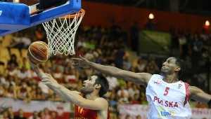 Thomas Kelati stara się zablokować Fernando San Emeterio