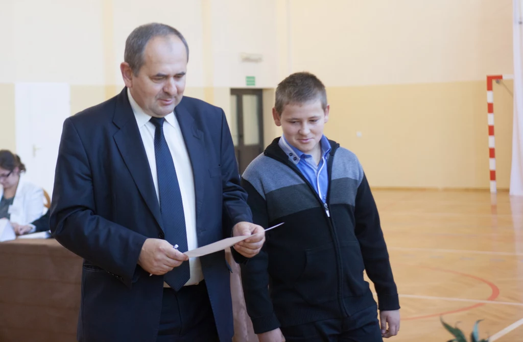 Zdzisław Pupa z synem głosuje w wyborach Zdzisław Pupa z synem głosuje w wyborach
