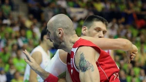 Marcin Gortat mija Gaspera Vidmara