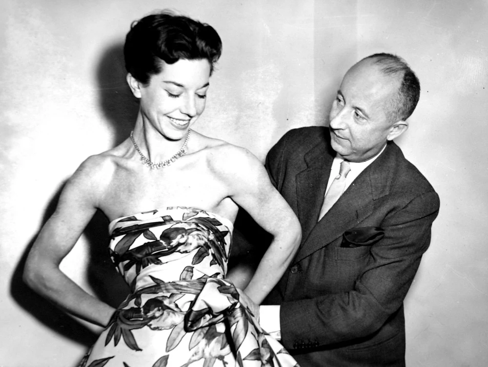 Christian Dior podczas pracy w 1952 roku