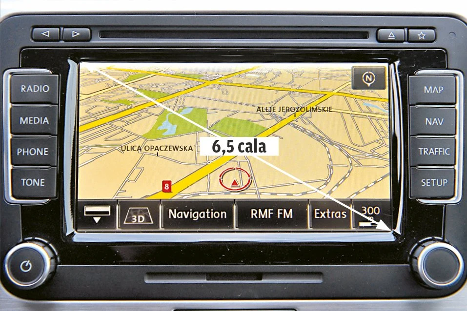 VW oferuje dwa systemy multimedialne. Na zdjęciu – droższy RNS 510 z ekranem dotykowym – wymagający dopłaty 8040 zł.