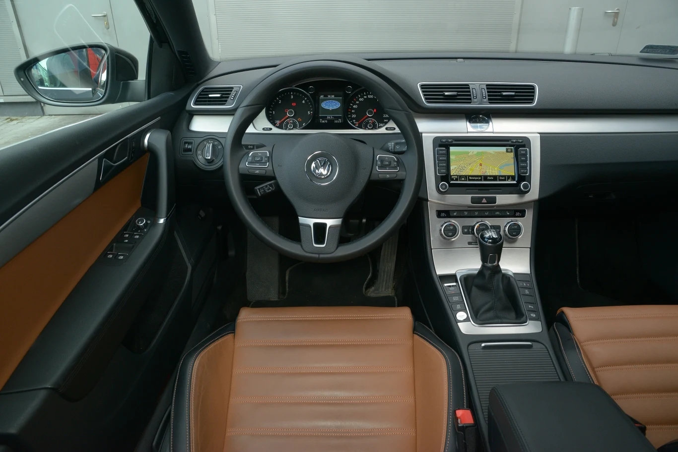 Deska rozdzielcza Passata jest najsolidniej wykonana i najlepiej uporządkowana spośród konkurentów. Zegary są bardzo czytelne, a kierownica – nieprzeładowana przyciskami i funkcjami.