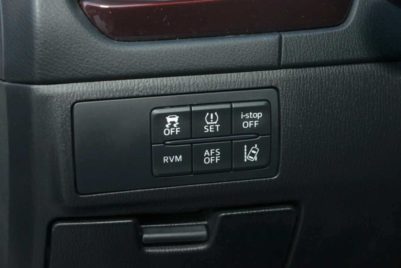 Panel z lewej strony kokpitu m.in. z przyciskami wyłączania ESP i systemu start-stop.