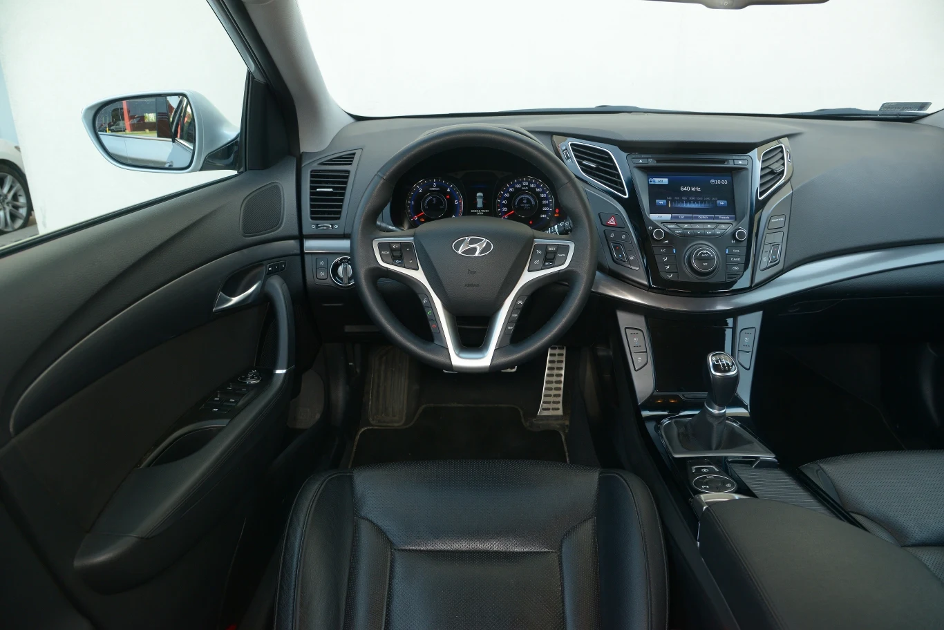 Dobra jakość i spasowanie oraz czytelne zegary z niebieskim podświetleniem. Nieco rozrzucone przyciski (np. centralnego zamka), ale obsługa nie stanowi problemu. Mnóstwo schowków, półek i wnęk.