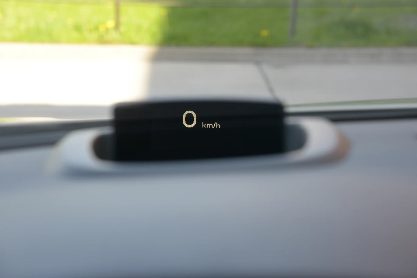 Wyświetlacz typu Head-Up przekazuje informacje o prędkości oraz wskazania nawigacji.