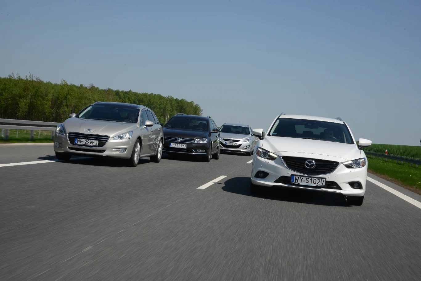 Jeśli ktoś szuka szybkiego i pojemnego kombi klasy średniej z turbodieslem, to najlepiej obsłuży go Mazda.