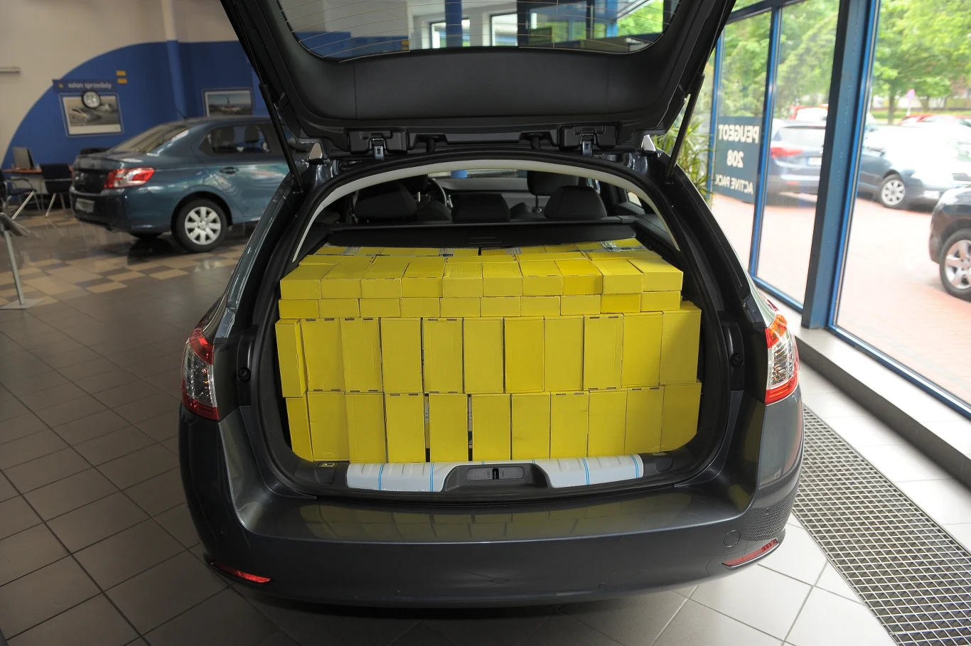 Zamiast 518 zmierzyliśmy mu 508 l, co oznacza, że Peugeot ma największy bagażnik spośród porównywanych modeli. Poza tym jest on najszerszy, ma najbardziej regularny kształt i skrywa pełnowymiarowy „zapas”.