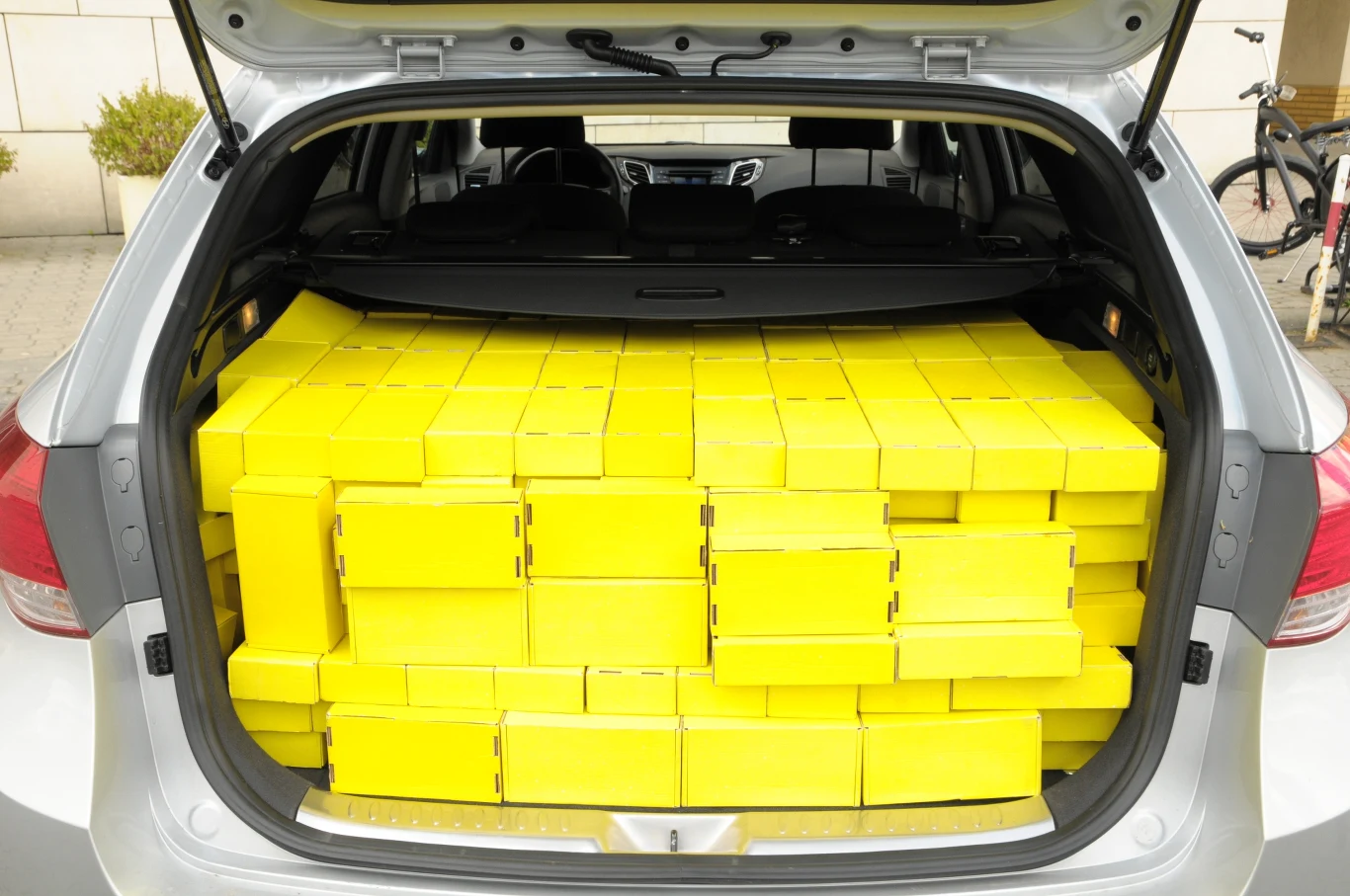 Nasze pomiary wykazały pojemność 440 zamiast 553 l. To aż o 113 l mniej niż podaje producent. Bagażnik ma najwęższy otwór załadunkowy spośród konkurentów, a pod podłogą – jedynie dojazdowe koło zapasowe.