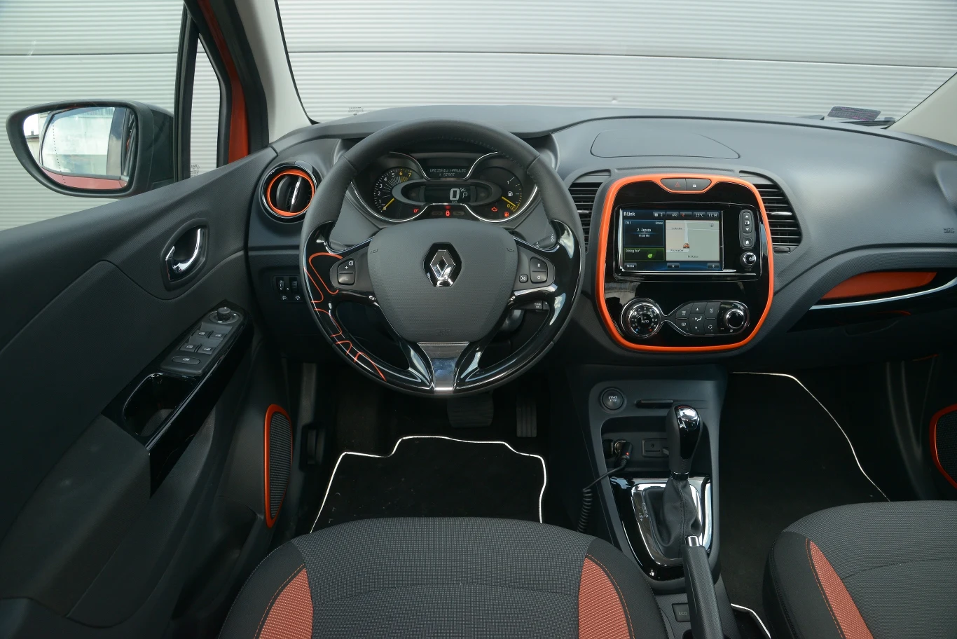 Kokpit Renault jest przejrzysty, a przy tym całkiem oryginalny, ale i on nie spodoba się każdemu. Kontrowersje budzą wstawki na kierownicy – śliskie, plastikowe i z nieprzyjemnie ostrymi krawędziami. Kokpit Renault jest przejrzysty, a przy tym całkiem oryginalny, ale i on nie spodoba się każdemu. Kontrowersje budzą wstawki na kierownicy – śliskie, plastikowe i z nieprzyjemnie ostrymi krawędziami.