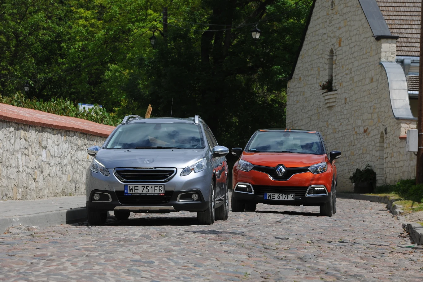 Peugeot 2008 1.2 VTi Allure, Renault Captur 0.9 TCe Intens Peugeot 2008 1.2 VTi Allure, Renault Captur 0.9 TCe Intens
