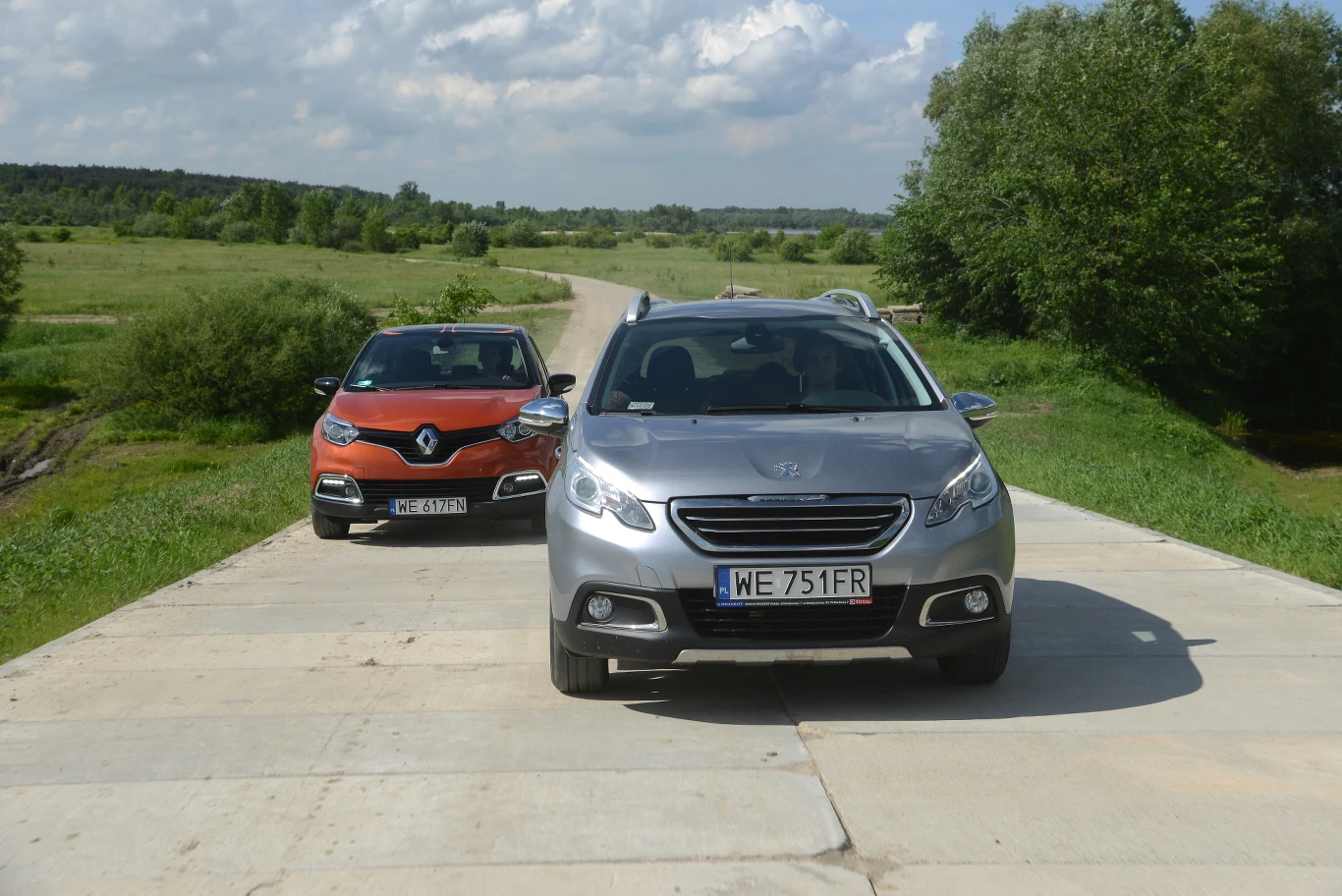 Peugeot 2008 1.2 VTi Allure, Renault Captur 0.9 TCe Intens Peugeot 2008 1.2 VTi Allure, Renault Captur 0.9 TCe Intens