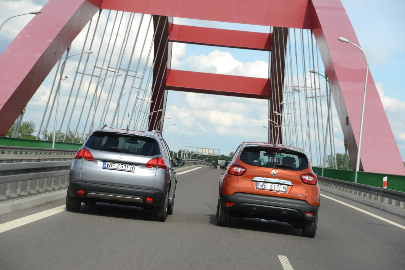 Peugeot 2008 1.2 VTi Allure, Renault Captur 0.9 TCe Intens Peugeot 2008 1.2 VTi Allure, Renault Captur 0.9 TCe Intens