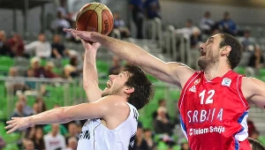 Roel Moors i Nenad Krstić podczas meczu Belgów z Serbami
